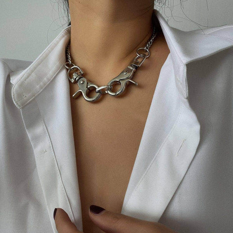 Exaggerated Clasp Pendant Choker Necklace